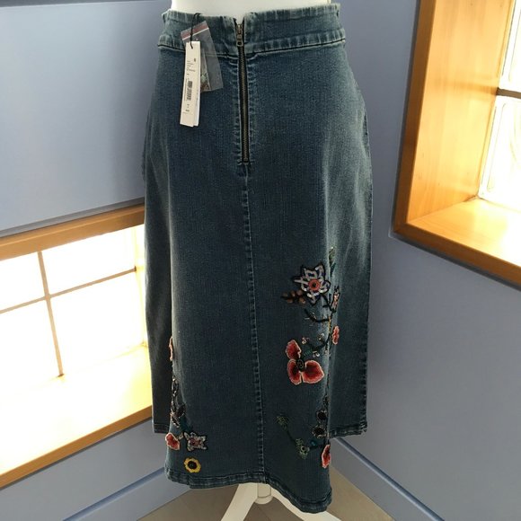 Alice + Olivia Denim Skirt with Sequins and Embroidery Size 4 - Picture 7 of 15